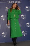 Olivia Wilde. Festiwal Filmowy w Wenecji 2022 (ubrania i obraz: garnitur damski (żakiet, spódnica) zielony)