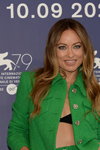 Оливия Уайлд. Венецианский кинофестиваль 2022 (наряды и образы: зеленый женский костюм (жакет, юбка))