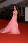 Ana de Armas. Filmfestspiele von Venedig 2022 (Looks: rosanes Abendkleid mit Ausschnitt)