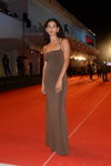 Nina Zem. Festiwal Filmowy w Wenecji 2022 (ubrania i obraz: suknia wieczorowa szara)
