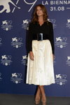 Margherita Mazzucco. Венецианский кинофестиваль 2022 (наряды и образы: чёрная блуза, белая юбка, телесные туфли, чёрный ремень)