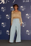 Angela Bundalovic. Венеційський кінофестиваль 2022 (наряди й образи: блакитні брюки, тілесна блуза)