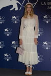Лола Корфиксен. Венецианский кинофестиваль 2022 (наряды и образы: белое платье)