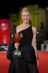 Cate Blanchett. Festiwal Filmowy w Wenecji 2022 (ubrania i obraz: suknia wieczorowa czarna)