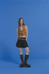 GO PUNK. Kampania Bershka (ubrania i obraz: spódnica mini czarna, kamizelka w kratę pomarańczowa)