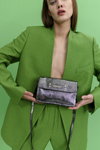 Kampania Clio Goldbrenner FW22 (ubrania i obraz: spodnium zielone, torebka szara)