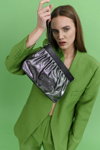 Кампания Clio Goldbrenner FW22 (наряды и образы: зеленый брючный костюм, серая сумка)