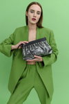 Кампанія Clio Goldbrenner FW22 (наряди й образи: зелений брючний костюм, сіра сумка)
