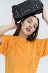 Кампания Clio Goldbrenner FW22 (наряды и образы: оранжевое платье-джемпер, чёрная сумка)