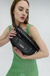 Кампания Clio Goldbrenner FW22 (наряды и образы: зеленое платье, чёрная сумка)