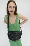 Kampania Clio Goldbrenner FW22 (ubrania i obraz: torebka czarna, sukienka zielona)