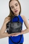 Campaña de Clio Goldbrenner FW22 (looks: vestido azul, bolso negro)