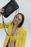 Kampania Clio Goldbrenner FW22 (ubrania i obraz: żakiet żółty, torebka czarna)