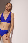 Bademoden-Kampagne von Esprit SS 2022 (Looks: blauer Badeanzug)