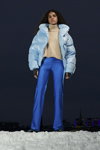 Kampania Filippa K AW 2022 (ubrania i obraz: spodnie niebieskie, pulower cielisty, kurtka błękitna)