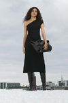 Kampagne von Filippa K AW 2022 (Looks: schwarzes Kleid, schwarze Stiefel, schwarze Handtasche)