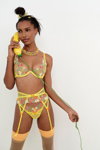 Jasmine Tookes. Dessous-Kampagne von For Love & Lemons for Victoria’s Secret. Summer 2022 (Looks: gelbe Halterlose Strümpfe, gelbe Strapse, gelber Slip, gelber BH)