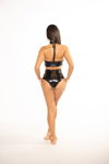 Lookbook strojów kąpielowych JAMS by Jillian 2022 (ubrania i obraz: jednoczęściowy strój kapielowy czarny)