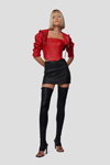 Lookbook Jitrois SS 23 (ubrania i obraz: skórzana spódnica mini czarna, skórzany top czerwony, sandały czarne, blond (kolor włosów), getry czarne skórzane)