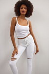 Denim Edition. MOHITO lookbook (looks: white top, white ripped jeans)