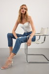 Denim Edition. Lookbook MOHITO (ubrania i obraz: jeansy z podartymi nogawkami błękitne, sandały białe, top biały)