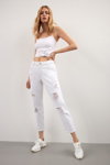 Denim Edition. Lookbook MOHITO (ubrania i obraz: jeansy z podartymi nogawkami białe, krótki top biały, buty sportowe białe)