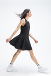 Lookbook MONDAY12 SS 2022 (ubrania i obraz: sukienka czarna, buty sportowe białe, skarpetki bawełniane białe)