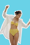 Kampania strojów kąpielowych Passionata SS 2022 (ubrania i obraz: strój kąpielowy w kratę żółty, bluzka biała)