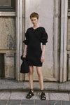 Kampania Rodebjer SS 2022 (ubrania i obraz: swetrowa sukienka czarna)