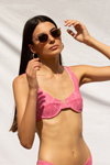 Kampania strojów kąpielowych Sapia Simone 2022 (ubrania i obraz: strój kąpielowy w kolorze fuksji, okulary przeciwsłoneczne)