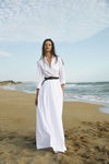 Kampagne von Sara Roka SS 2022 (Looks: weißes Kleid)