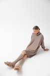 Strumpfhosen-Kampagne von Veritas FW 22/23 (Looks: graues Pulloverkleid, graue Kniestrümpfe aus Baumwolle)