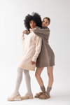 Strumpfhosen-Kampagne von Veritas FW 22/23 (Looks: weißes Pulloverkleid, weiße Baumwollstrumpfhose, graues Pulloverkleid, graue Kniestrümpfe aus Baumwolle)