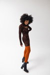 Strumpfhosen-Kampagne von Veritas FW 22/23 (Looks: orange Baumwollstrumpfhose, schwarze Stiefeletten)