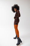 Strumpfhosen-Kampagne von Veritas FW 22/23 (Looks: orange Baumwollstrumpfhose, schwarze Stiefeletten)