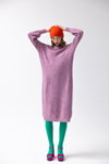Kampania rajstop Veritas FW 22/23 (ubrania i obraz: sandały w kolorze fuksji, swetrowa sukienka lilakowa, dzianinowa czapka czerwona)