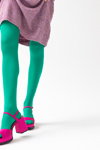 Кампания колготок Veritas FW 22/23 (наряды и образы: босоножки цвета фуксии, сиреневое платье-джемпер)