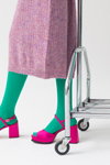 Kampania rajstop Veritas FW 22/23 (ubrania i obraz: sandały w kolorze fuksji, swetrowa sukienka lilakowa)