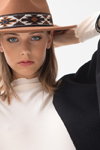 Кампания колготок Veritas FW 22/23 (наряды и образы: коричневая шляпа, белый джемпер)