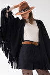 Strumpfhosen-Kampagne von Veritas FW 22/23 (Looks: brauner Hut, weißer Pullover, schwarze Jeans-Shorts, brauner Gürtel, schwarze Strumpfhose mit Herzmuster)