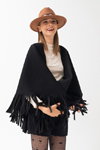 Kampania rajstop Veritas FW 22/23 (ubrania i obraz: kapelusz brązowy, pulower biały, rajstopy z serduszkami czarne)