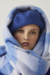 Kampania Veritas Hiver 22/23 (ubrania i obraz: beret niebieski, szalik niebiesko-biały)