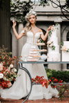 Adelina Tereshchenkova. "Time to Celebrate". Campaña de Paulette Cleghorn for Yumi Katsura. Fall 2022 (looks: vestido de novia blanco)