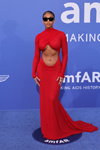Lori Harvey. amfAR Gala Cannes 2023 (ubrania i obraz: suknia wieczorowa czerwona)