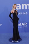 Stella Maxwell. amfAR Gala Cannes 2023 (Looks: schwarzes Abendkleid, blonde Haare, schwarze Lange Handschuhe)