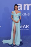 Sara Sampaio. amfAR Gala Cannes 2023 (looks: vestido de noche azul claro con abertura)