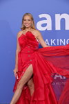 Petra Němcová. amfAR Gala Cannes 2023 (ubrania i obraz: suknia wieczorowa z rozcięciem czerwona)