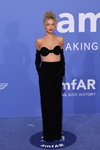 Rose Bertram. amfAR Gala Cannes 2023 (looks: maxi falda negra)