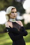 Stella Maxwell. amfAR Gala Cannes 2023 (ubrania i obraz: suknia wieczorowa czarna, blond (kolor włosów), długie rękawiczki czarne)