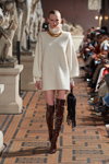 Modenschau von Gestuz — Copenhagen Fashion Week AW23 (Looks: braune Kniehohe Stiefel, weißes Kleid)